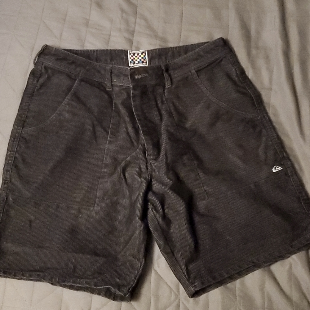 QUIKSILVER black corduroy short (32)